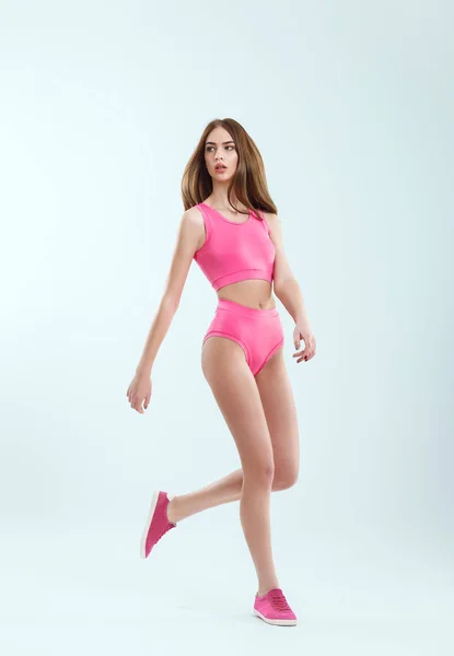 모션에서 분홍색 수영복 여자 — 스톡 사진
