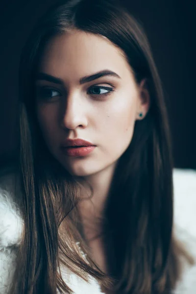 Jovem bela mulher retrato, close-up — Fotografia de Stock