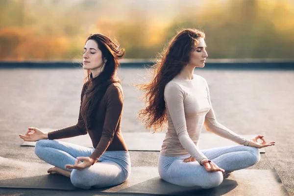 Mulheres meditando em Lotus Pose — Fotografia de Stock
