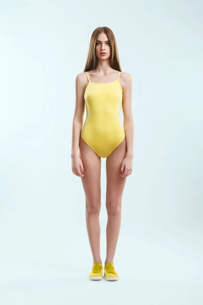黄色い水着の女の子 — ストック写真
