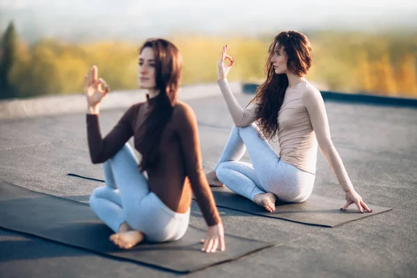 Donne facendo yoga asana — 스톡 사진