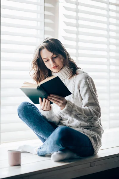 Hermosa mujer leyendo libro — Foto de Stock