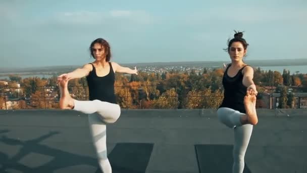 Deux Belles Femmes Pratiquant Yoga Asana Sur Toit Extérieur Matin — Video