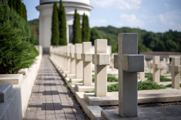 Pietre tombali bianche sul cimitero — Foto Stock