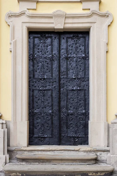 Porta de ferro antiga — Fotografia de Stock