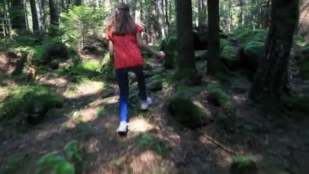可爱的小女孩走在夏天森林 — 图库视频影像