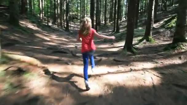 Linda Niña Corriendo Bosque Verano — Vídeos de Stock