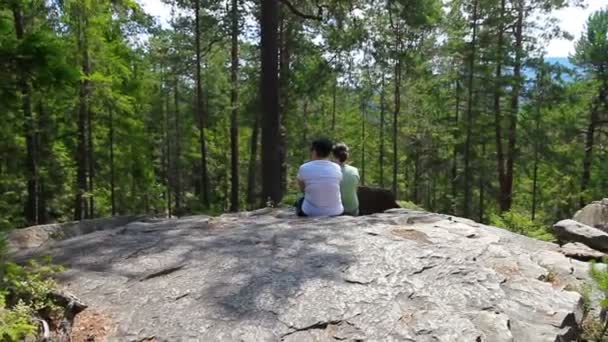 母亲和女儿坐在山顶在森林里 — 图库视频影像