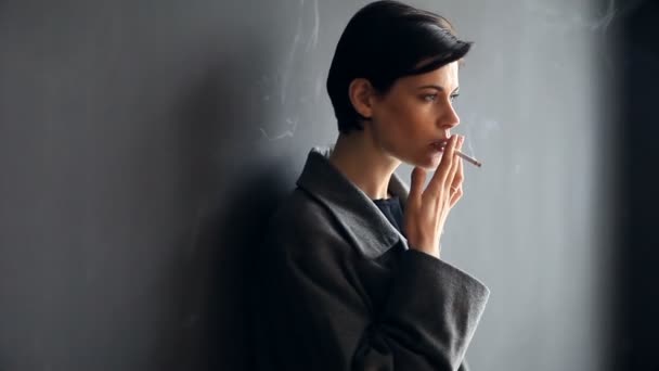 Μοντέρνα γυναίκα κάπνισμα τσιγάρων — Αρχείο Βίντεο