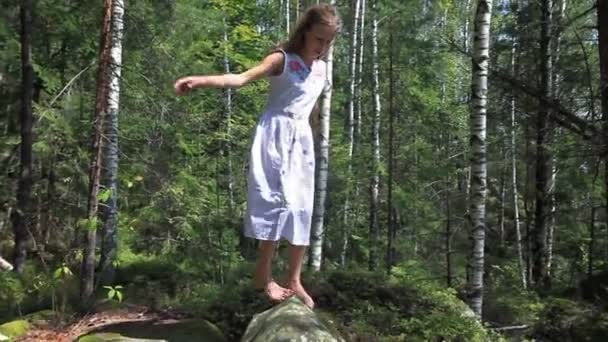 Menina Bonito Vestido Branco Andando Sobre Pedras Floresta Verão — Vídeo de Stock