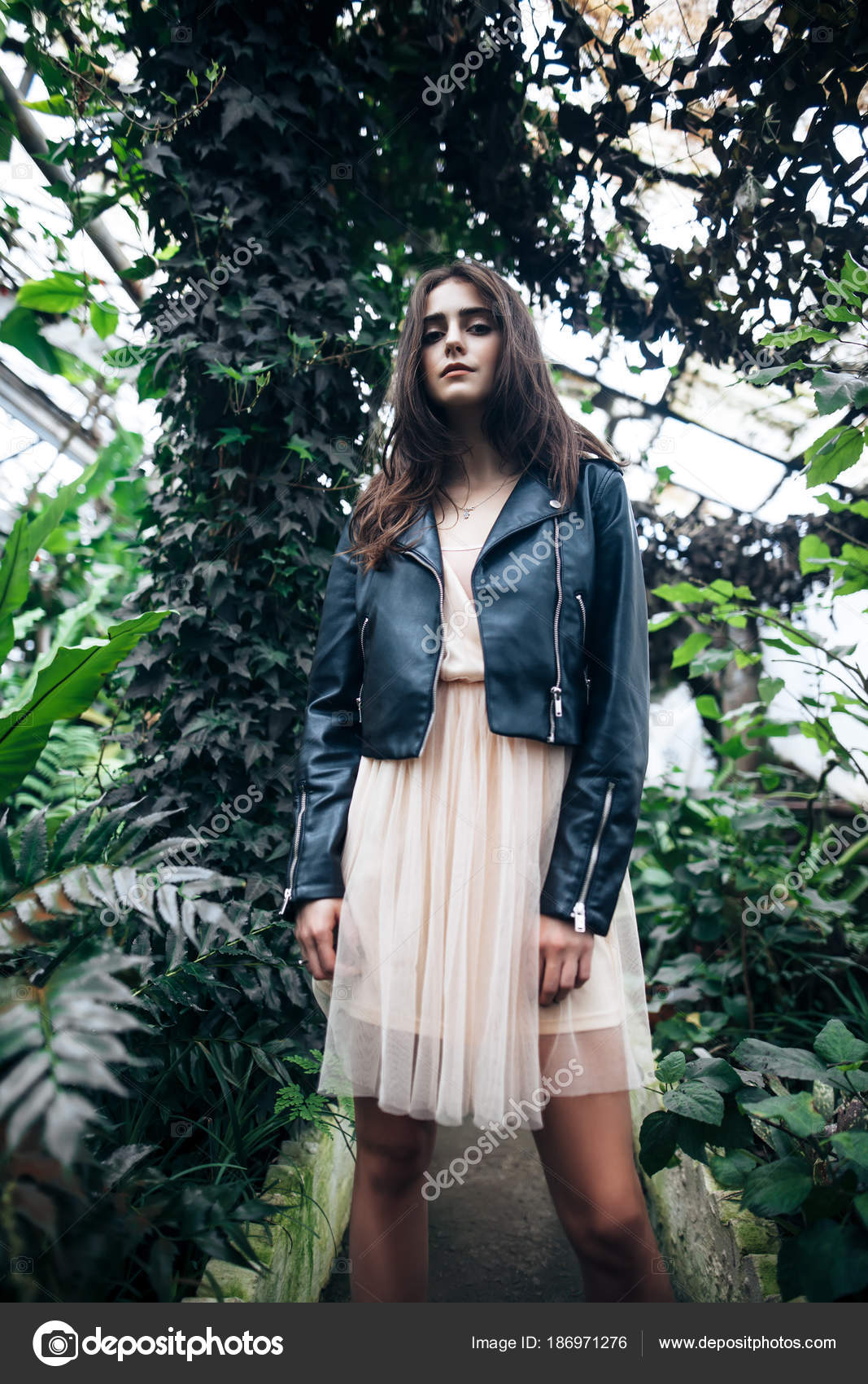 Retrato Moda Mujer Joven Con Estilo Vestido Rosa Chaqueta Cuero