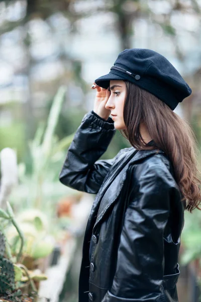 Perfil Retrato Jovem Mulher Moda Jaqueta Couro Boné Fundo Natureza — Fotografia de Stock