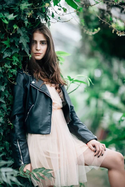 Модный Портрет Молодой Стильной Женщины Розовом Платье Кожаной Куртке Позирующей — стоковое фото