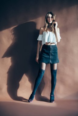 Tam uzunlukta portre studio poz genç kadın