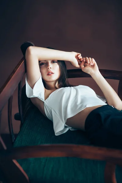 Junge Frau Entspannt Auf Sofa Die Hände Hinter Dem Kopf — Stockfoto