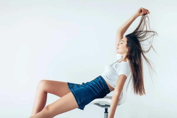 Jovem Mulher Sentada Cadeira Fundo Branco — Fotografia de Stock