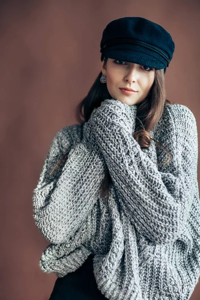 Retrato Moda Mujer Joven Suéter Lana Sobre Fondo Marrón — Foto de Stock