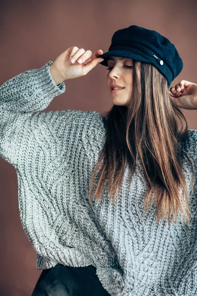 Retrato Moda Jovem Mulher Suéter Fundo Marrom — Fotografia de Stock