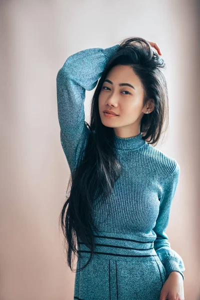 Mulher Asiática Bonita Vestido Azul Posando Estúdio Fundo Claro Retrato — Fotografia de Stock