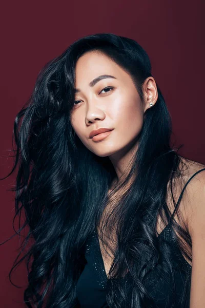 Schöne Asiatische Frauenporträt Auf Braunem Hintergrund Orientalisches Model Mit Langen — Stockfoto