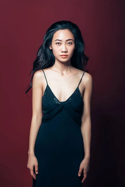 Όμορφη Γυναίκα Της Ασίας Μαύρο Φόρεμα Που Ποζάρουν Στο Studio — Φωτογραφία Αρχείου