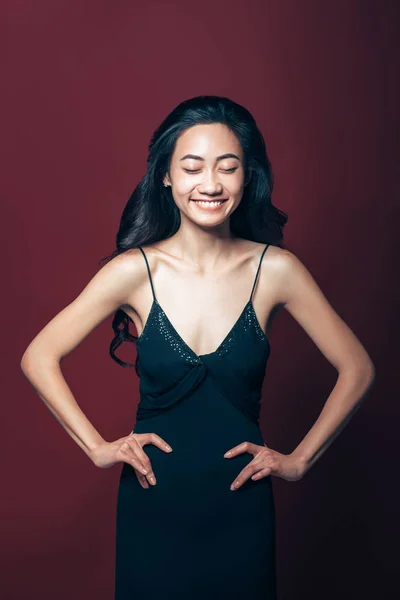Joyeux Belle Fille Asiatique Robe Noire Mains Sur Les Hanches — Photo