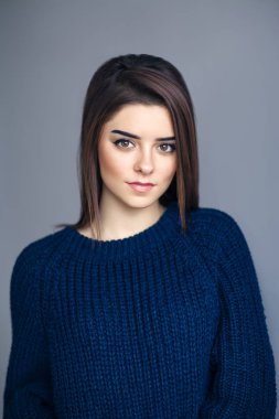 Gri studio arka plan üzerinde güzel esmer genç kadın portresi kapatın