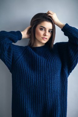 Gri arka plan üzerinde poz genç güzel kadın. Moda