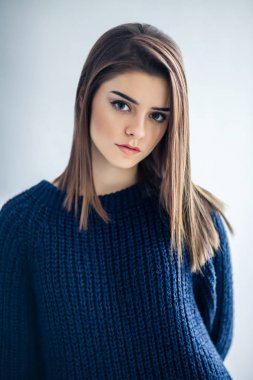 Gri studio artalan üzerinde güzel esmer genç kadın portresi kapatın