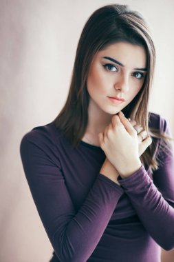 Çok şehvetli kadın portre ışık arka plan üzerinde poz. Saflık kavramı