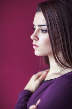 Pembe bir arka plan karşı genç güzel kadın portresi profil kapatın