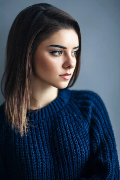 Close Retrato Perfil Jovem Bela Mulher Contra Fundo Cinza — Fotografia de Stock