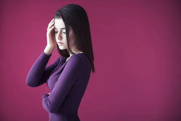コピー スペースとピンクの背景に思いやりのある若い女性 うつ病 — ストック写真