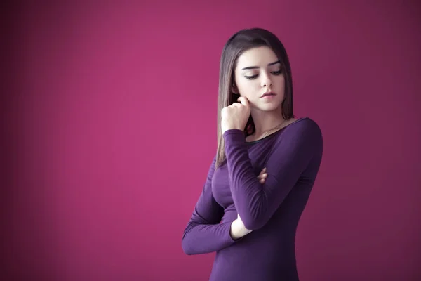 Retrato Mujer Hermosa Reflexiva Sobre Fondo Rosa Con Espacio Copia —  Fotos de Stock