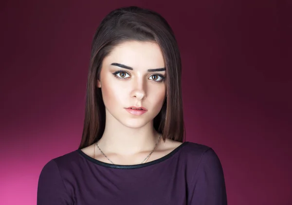 Retrato Moda Hermosa Morena Joven Sobre Fondo Rosa —  Fotos de Stock