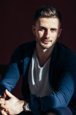 Yakışıklı seksi erkek portre Studio kahverengi zemin üzerine.