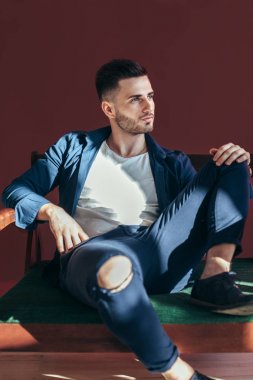 Rahatlatıcı yakışıklı delikanlı poz studio.