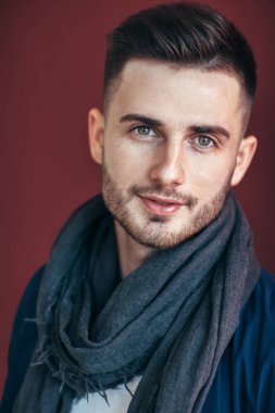 Portre Studio kahverengi zemin üzerinde şık yakışıklı yukarıya kapatmak.