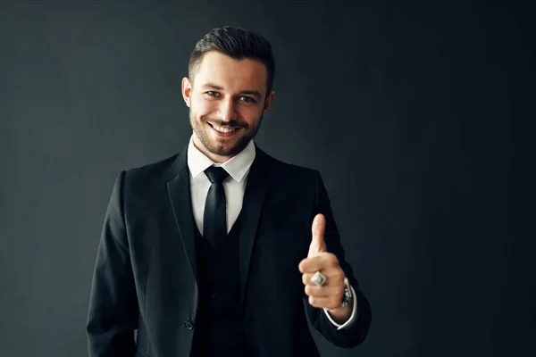 Joven Sonriente Con Traje Mostrando Cartel Con Los Pulgares Hacia — Foto de Stock