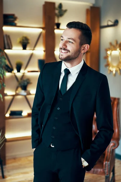 Retrato Homem Elegante Bonito Feliz Terno Interior Luxo Moderno — Fotografia de Stock