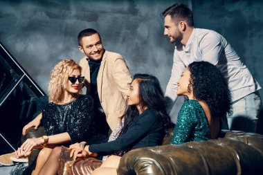 Çeşitli insanlar eğleniyor ve eğleniyor.