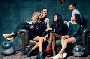 Çeşitli insanlar eğleniyor ve eğleniyor.