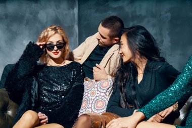 Çeşitli insanlar eğleniyor ve eğleniyor.