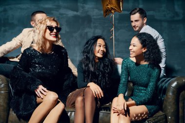 Çeşitli insanlar eğleniyor ve eğleniyor.