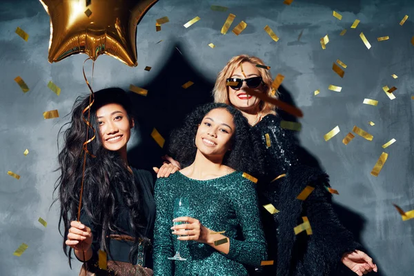 Csinos Többnemzetiségű Fiatal Nők Szórakoznak Együtt Ünneplő Konfetti Party — Stock Fotó