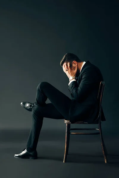 Triste Homem Infeliz Terno Preto Sentado Cadeira Rosto Fechado Por — Fotografia de Stock