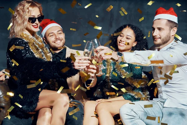 Multietniska Vänner Skålar Med Champagne Som Firar Jul Eller Nyår — Stockfoto