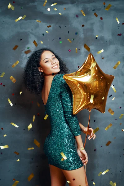 Beautiful Young African Woman Having Fun Holding Golden Balloon — Stock Photo, Image