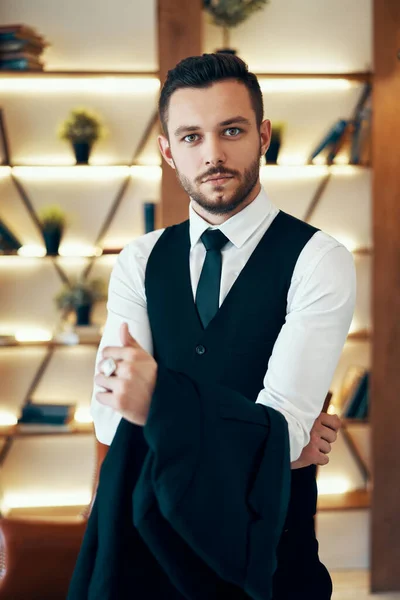 Retrato Moda Joven Guapo Traje Elegante Interior Lujo Moderno — Foto de Stock