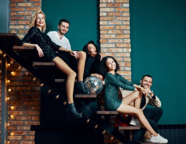 Merdivenlerde poz veren bir grup insan.